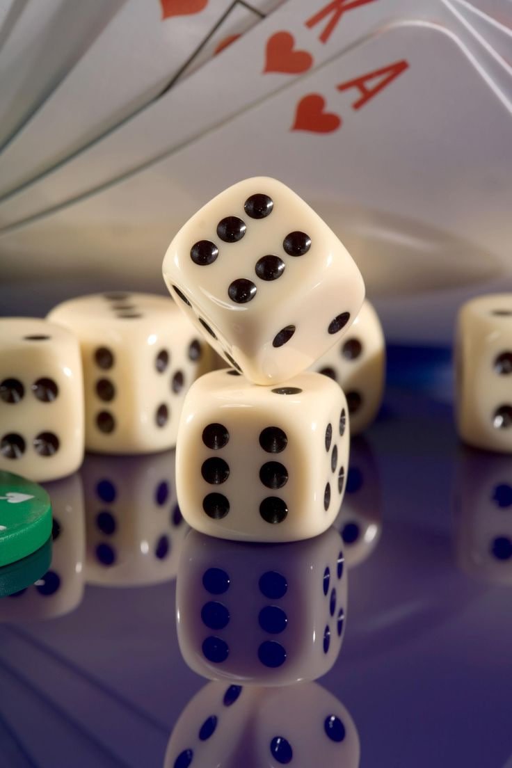 Myanmar ကစားသမား မိုဘိုင်းဖုန်းဖြင့် Live Casino Baccarat ကစားနေသည့် မြင်ကွင်း